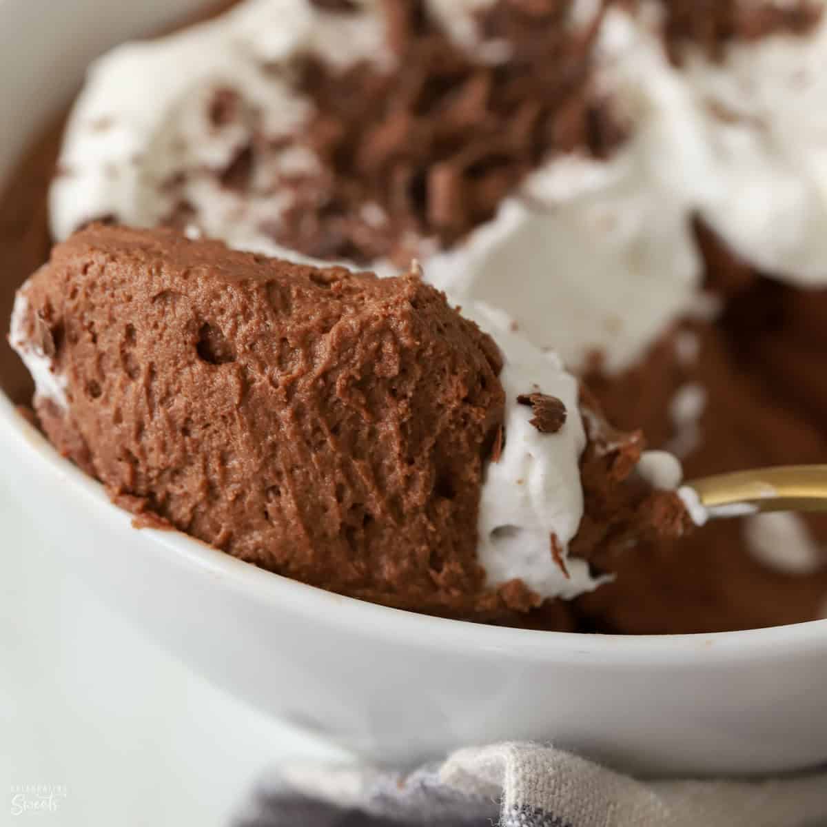 Easy No-Egg Chocolate Mousse: Decadent Dessert in Minutes